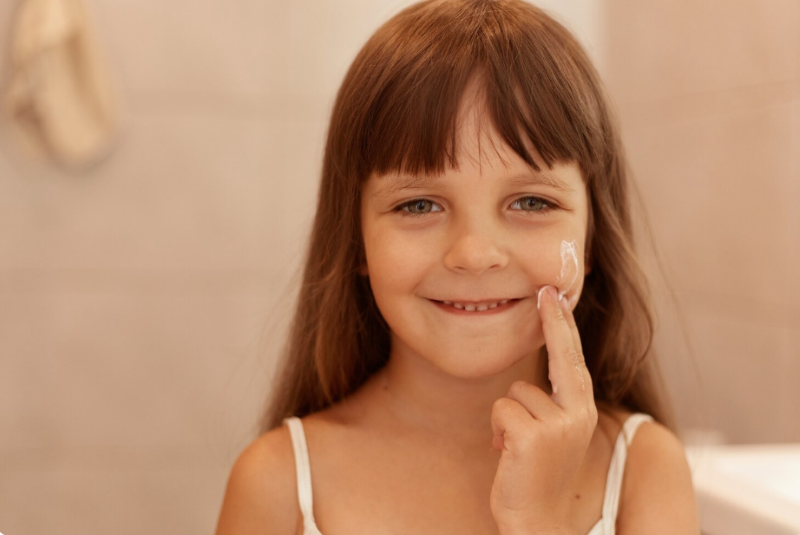 Cha mẹ cần chú trọng bước dưỡng ẩm da cho trẻ 