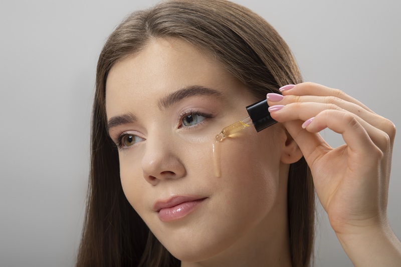 Sử dụng serum B5 đều đặn giúp tăng độ mịn màng, căng bóng cho da