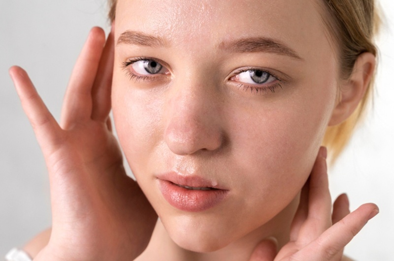 Da nhờn nên dùng serum B5 có kết cấu lỏng để hạn chế bít tắc lỗ chân lông