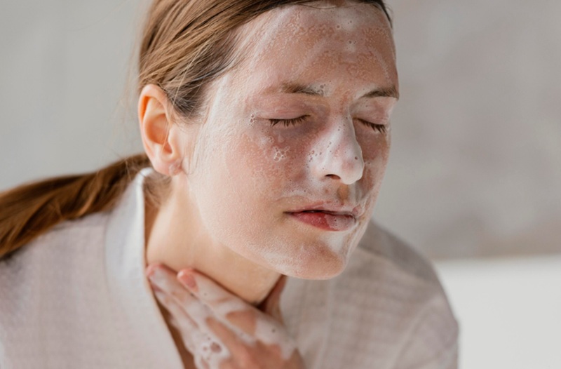 Làm sạch da kỹ càng giúp serum B5 thẩm thấu tốt hơn
