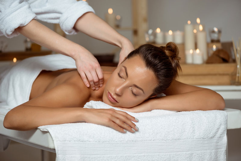Massage vùng cổ, vai thúc đẩy vận chuyển máu lên não