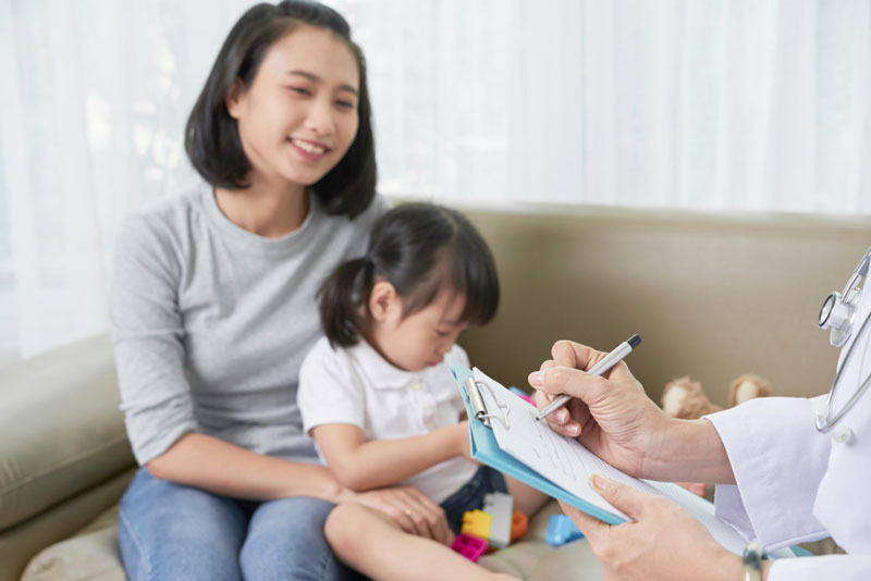 Ba mẹ chỉ cho trẻ sử dụng kháng sinh khi được bác sĩ kê đơn