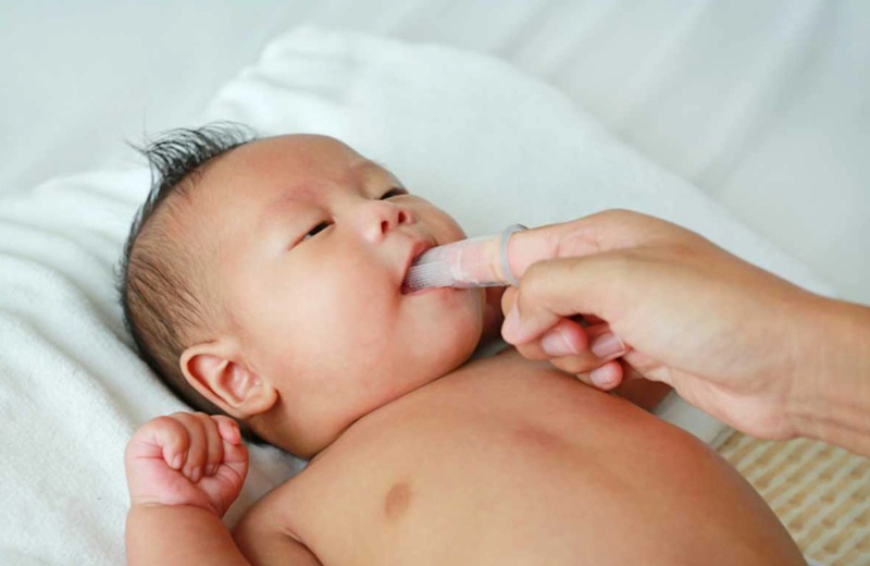 Rơ lưỡi loại bỏ cặn sữa, vi khuẩn và làm sạch khoang miệng của trẻ