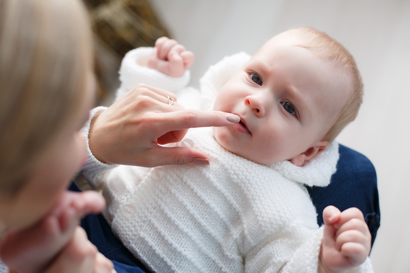 Cha mẹ không nên rơ lưỡi bằng tay trần, không quá lạm dụng việc rơ lưỡi cho con