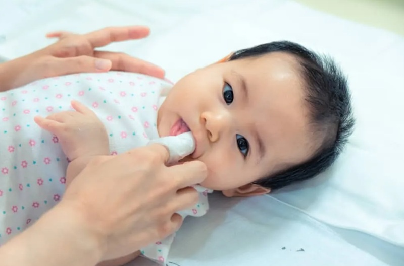 Quá trình rơ lưỡi cho bé cần thao tác nhẹ nhàng để tránh trầy xước khoang miệng