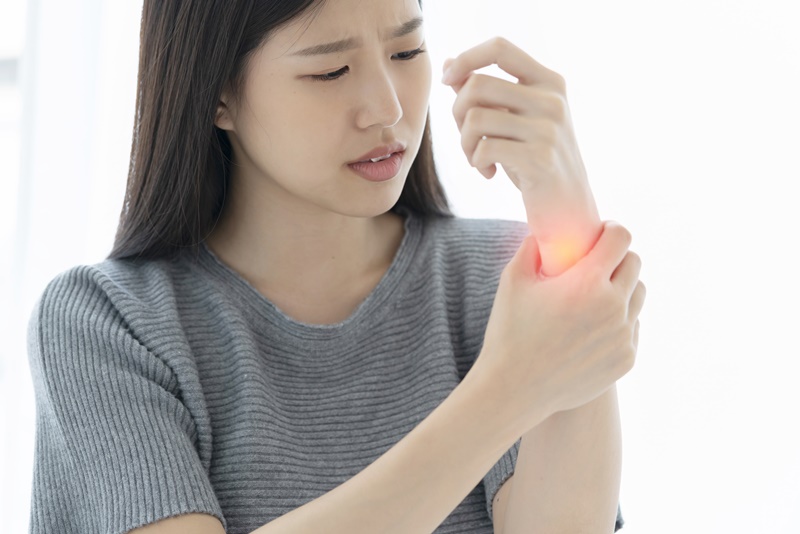 Bong gân cổ tay thường gây đau nhức, khó chịu