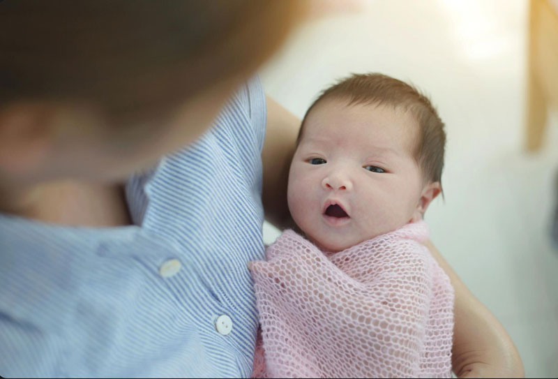 Viêm phổi ở trẻ sơ sinh thường liên quan đến nhiễm vi khuẩn hoặc virus