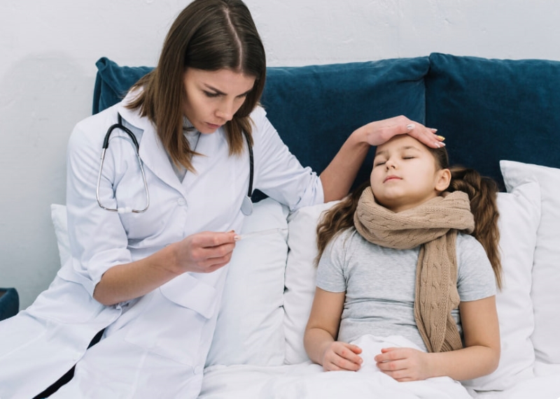 Cha mẹ cần tiến hành thăm khám sớm nếu trẻ sốt cao kéo dài 