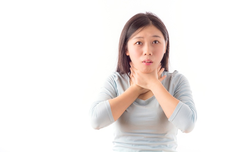 Không cố gắng tìm cách gây nôn khi nuốt phải kẹo cao su