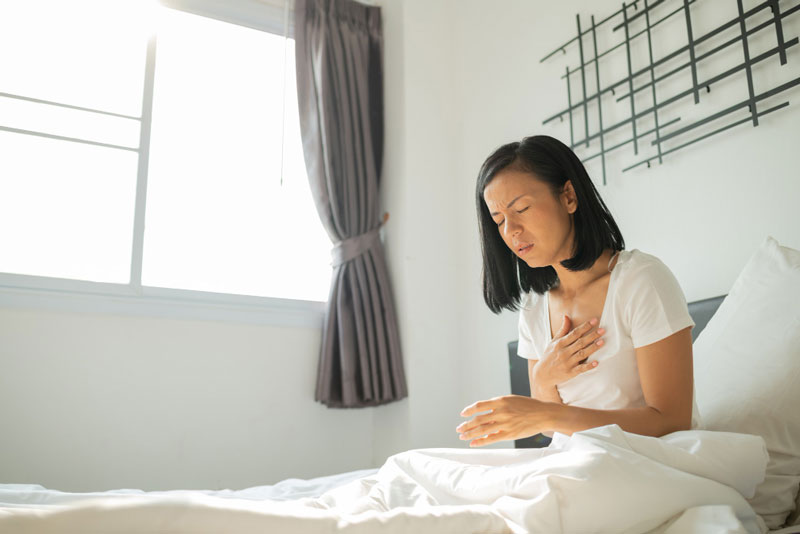 Ho, đau tức ngực là triệu chứng xuất hiện phổ biến ở người bị viêm phế quản cấp