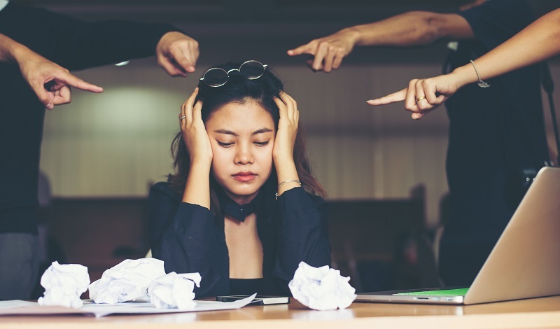 Áp lực đồng trang lứa dễ xảy ra khi bạn cảm thấy thiếu tự tin trước sự giỏi giang bạn bè