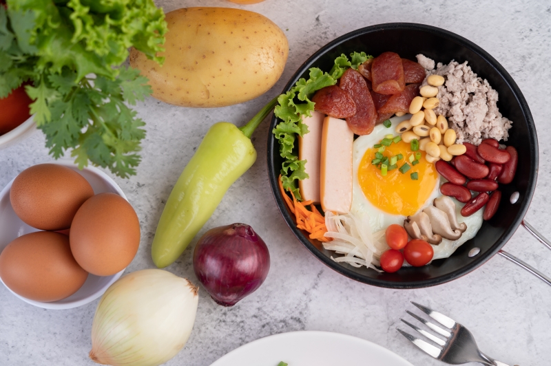 Mẹ nên ăn thực phẩm giàu protein và chất béo tốt như cá hồi để trẻ sơ sinh bú sữa mẹ tăng cân nhanh