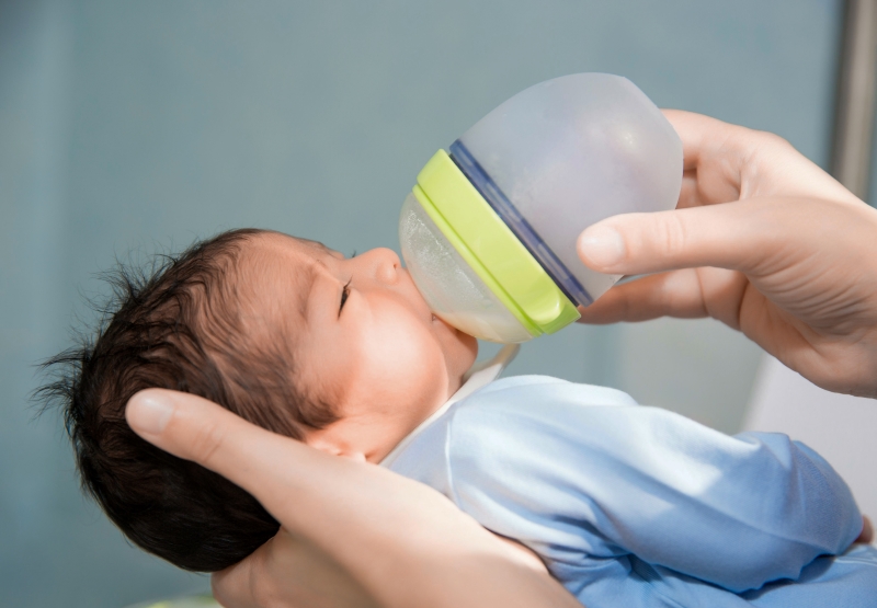 Khi lựa chọn sữa công thức, cần ưu tiên loại có tỷ lệ dinh dưỡng hài hòa, bao gồm đạm dễ hấp thu, chất béo và carbohydrate