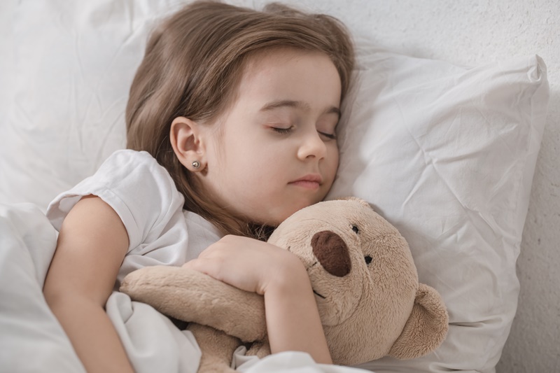 Trẻ cần được nghỉ ngơi đầy đủ khi bị mắc bệnh quai bị