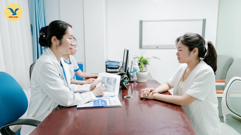 Người bệnh nên đi khám bác sĩ chuyên khoa Cơ xương khớp để được chẩn đoán chính xác về mức độ chấn thương