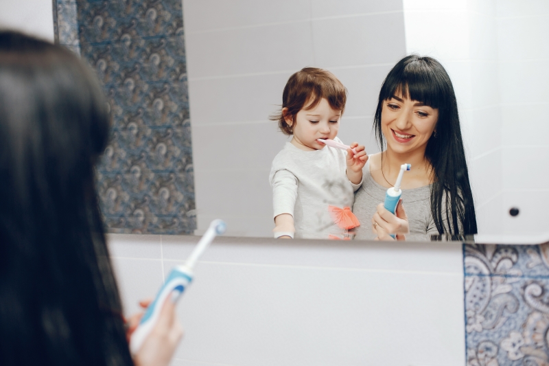 Cha mẹ nên chải răng cho trẻ 2 lần/ngày và vệ sinh nướu, lưỡi sau khi ăn để hạn chế vi khuẩn gây mùi