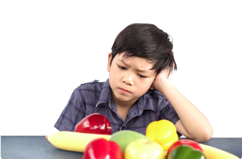 Thiếu hụt dinh dưỡng là một trong những nguyên nhân khiến móng tay bị tách lớp ở trẻ em 