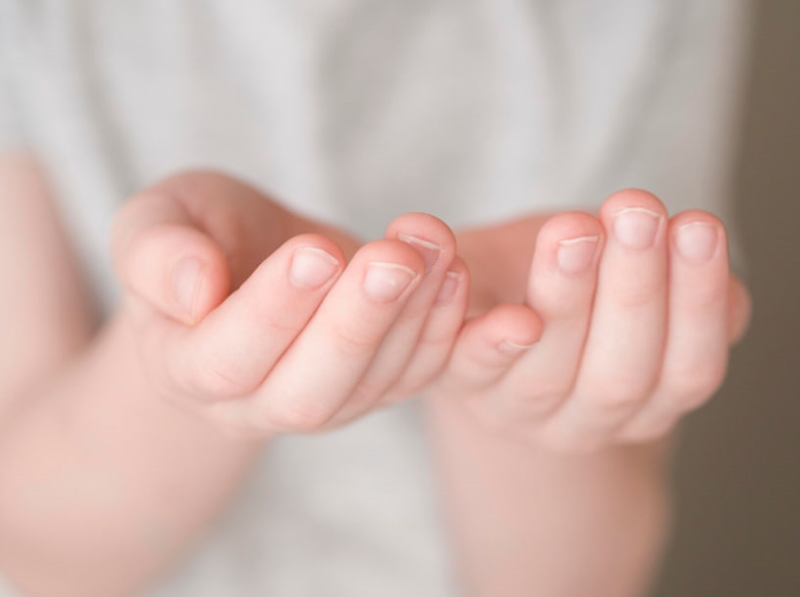 Móng tay dễ xước hoặc tổn thương là biểu hiện của tình trạng bị tách lớp 
