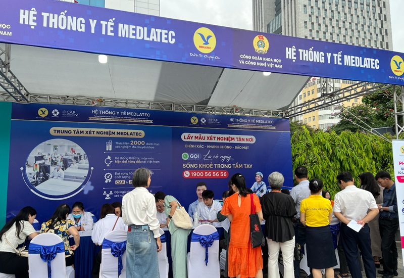 Gian hàng của MEDLATEC thu hút đông đảo sự quan tâm của đoàn viên, người lao động ngành công nghệ và khoa học