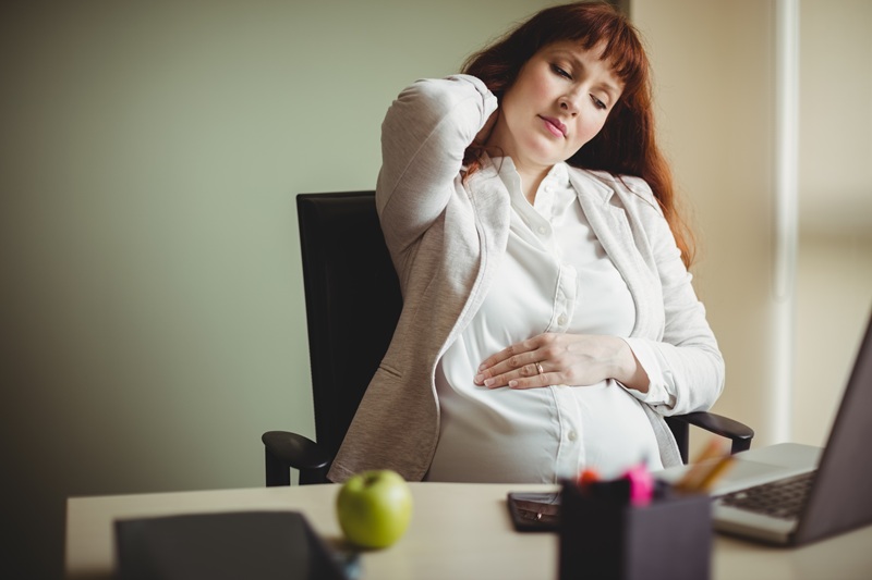 Mẹ bầu bị đau mỏi vai gáy do ngồi làm việc 1 chỗ quá lâu