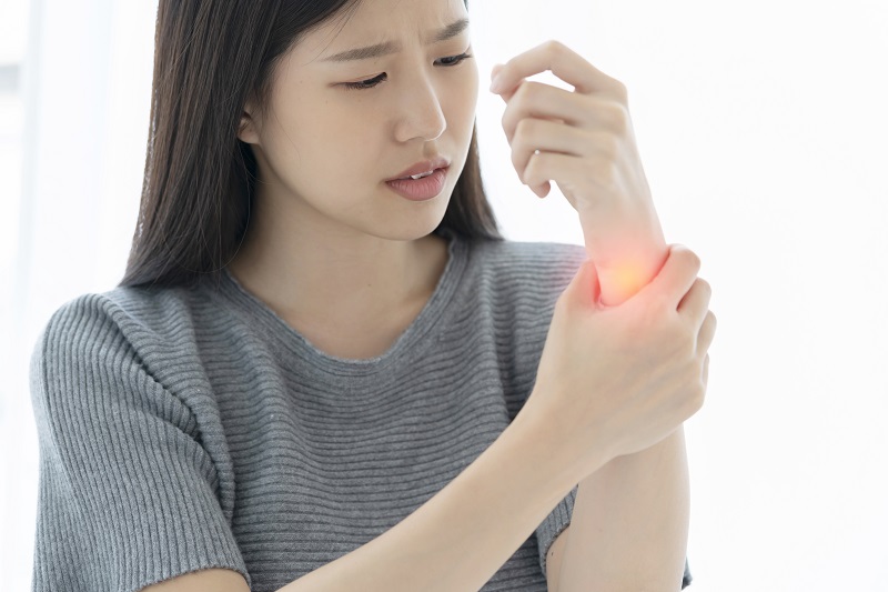 Viêm gân cổ tay có thể dẫn đến biểu hiện đau cổ tay nhưng không sưng