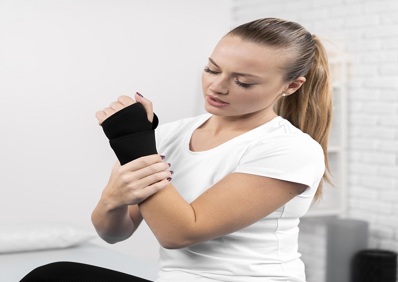 Đeo nẹp cố định giúp cải thiện cơn đau cổ tay