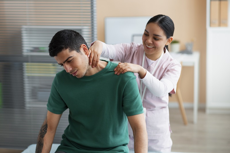 Vật lý trị liệu thư giãn cơ, giảm đau vai gáy