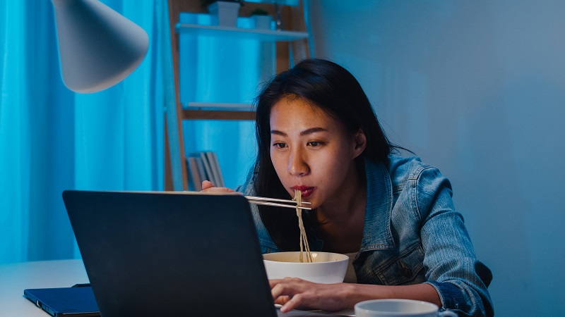 Thức khuya kéo dài có thể làm tăng cảm giác thèm thực phẩm giàu năng lượng
