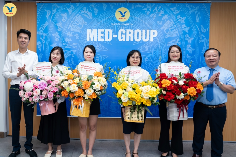 Ban lãnh đạo Tập đoàn dành tặng những lẵng hoa tươi thắm tới đại diện cán bộ điều dưỡng, kỹ thuật viên đang công tác tại các Khoa/ Phòng/ Ban   