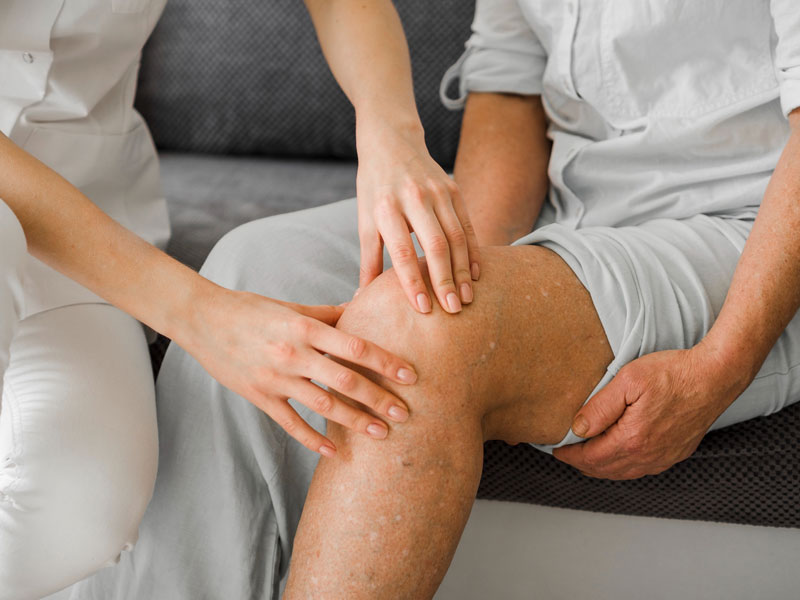 Tràn dịch khớp gối khiến việc đi lại gặp nhiều khó khăn hơn