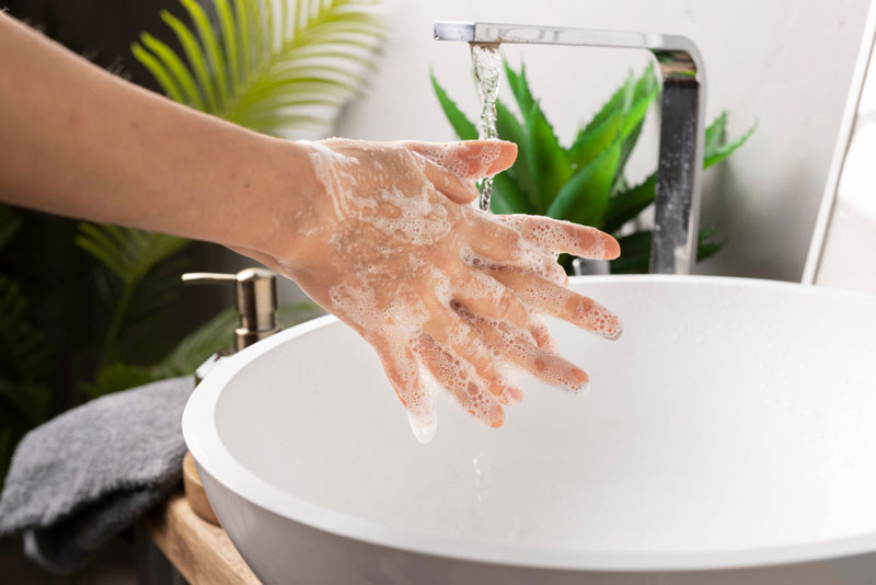 Vệ sinh vết cắn bằng xà phòng diệt khuẩn dưới vòi nước sạch giúp loại bỏ phần nào tác nhân gây dị ứng