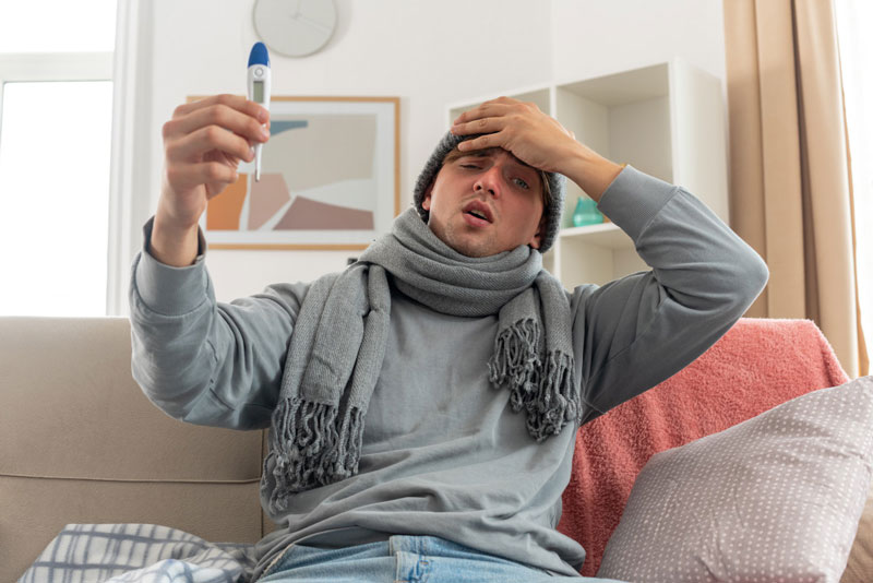 Nếu thấy sốt cao hoặc khó thở, mọi người không nên chủ quan mà hãy đi khám