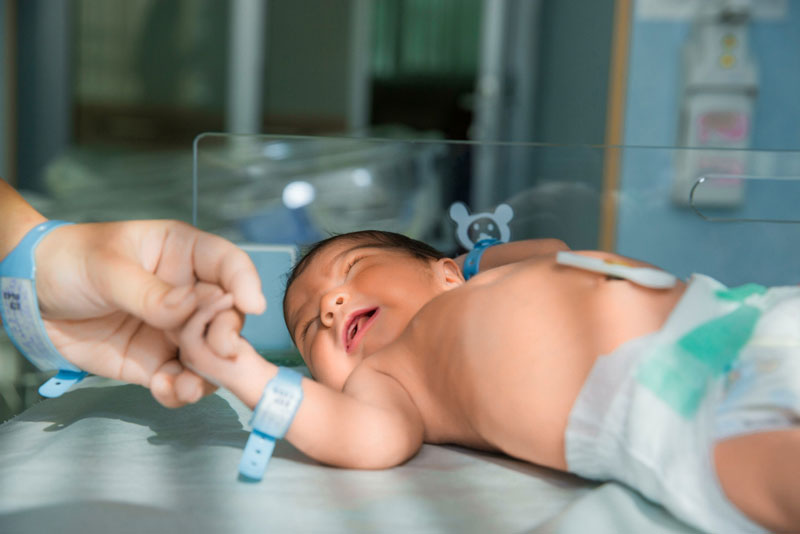 Dù người mẹ đã dùng kháng sinh, trẻ sơ sinh vẫn cần được theo dõi chặt chẽ