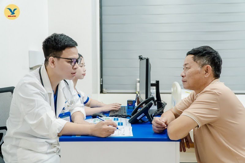 Người bệnh được bác sĩ hướng dẫn cụ thể về các vấn đề cần tránh trước khi xét nghiệm máu