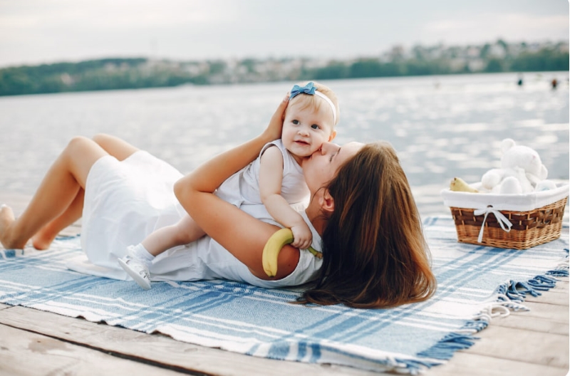 Tắm nắng sáng sớm giúp trẻ tổng hợp vitamin D, hỗ trợ hấp thu canxi và phát triển răng chắc khỏe