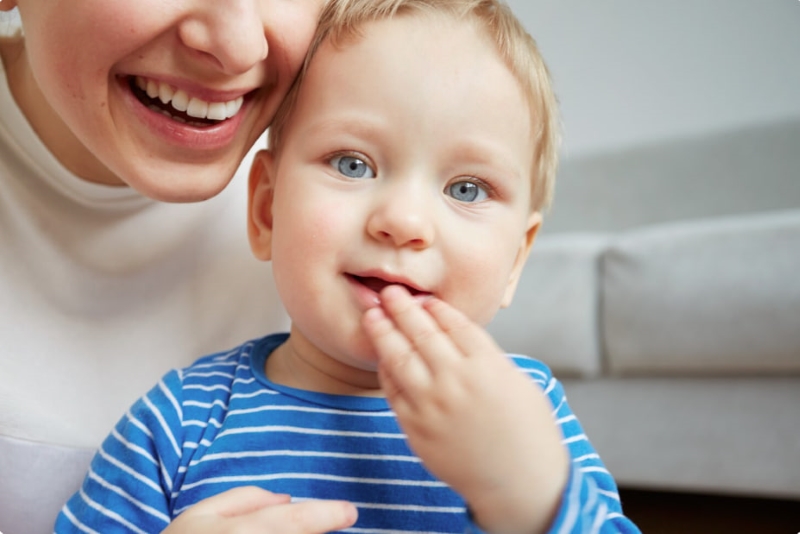 Nhiều cha mẹ cảm thấy bất an khi bé chậm mọc răng hơn so với bình thường