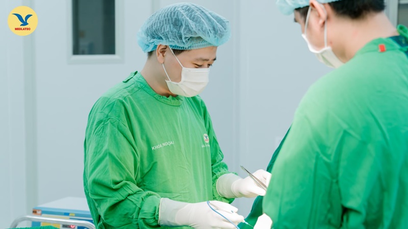 Người bệnh cần tuân thủ theo chỉ định của bác sĩ để tránh biến chứng sau mổ cột sống