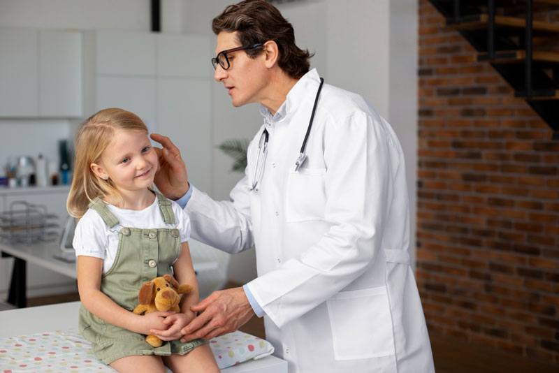Nếu thấy hạch nổi trên 2 tuần, ba mẹ hãy đưa trẻ đi khám