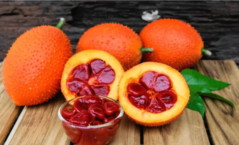 Gấc tách hạt bóc phần mang đỏ mang phơi hoặc sấy ở nhiệt độ 60 độ C cho đến khi se lại rồi ngâm