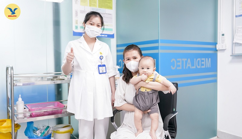 Trẻ sau tiêm vắc xin tại MEDLATEC