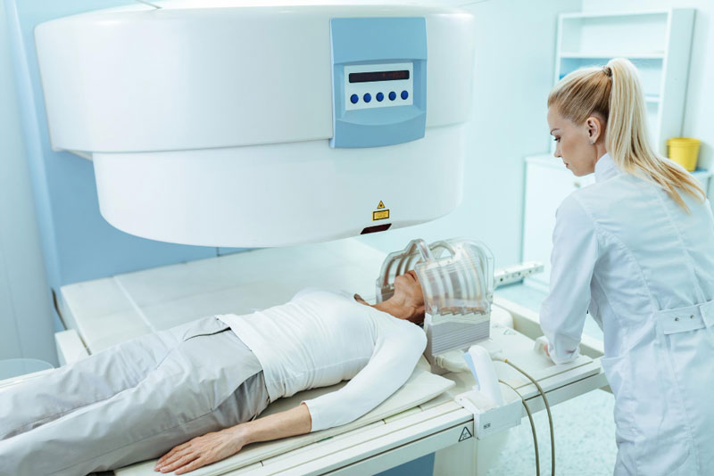 Với xạ trị ngoài, chùm tia X sẽ được chiếu từ ngoài vào trong cơ thể, nhắm đến khối u hoặc hạch di căn