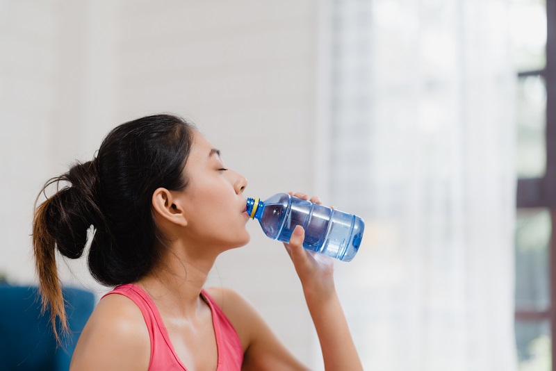 Uống đủ nước mỗi ngày giúp hỗ trợ thận đào thải chất độc hiệu quả hơn 