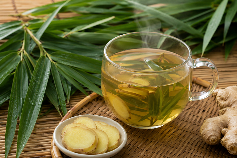 Sử dụng nước lá tre nấu gừng lúc còn ấm sẽ mang lại hiệu quả thư giãn và giải cảm tốt nhất. 
