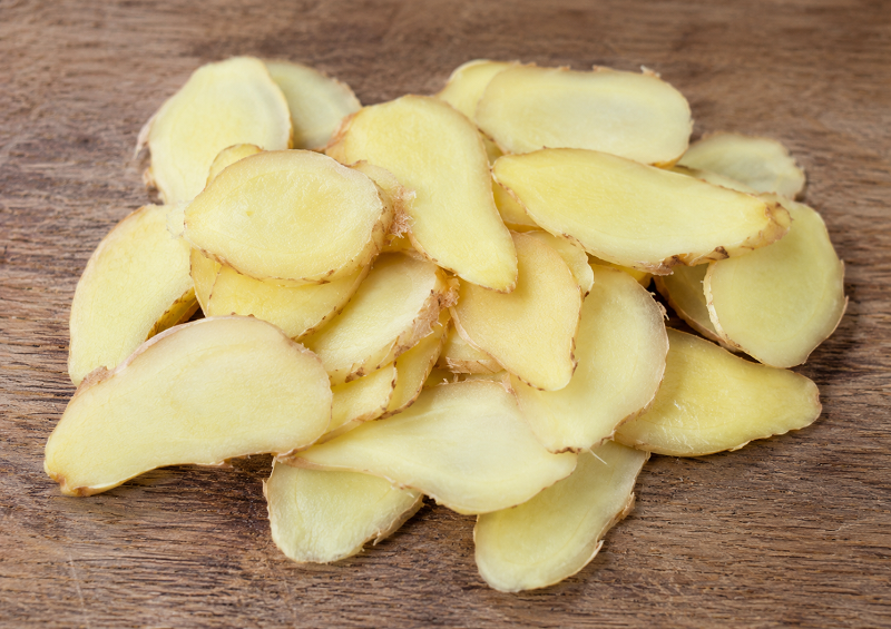 Gừng tươi mang tính ấm, chứa hoạt chất gingerol giúp tán hàn và kích thích lưu thông máu. 