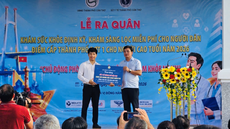 Ông Hà Văn Thuấn - Phó Giám đốc điều hành MEDLATEC Cần Thơ thay mặt ban lãnh đạo trao tặng món quà sức khỏe tới người dân 