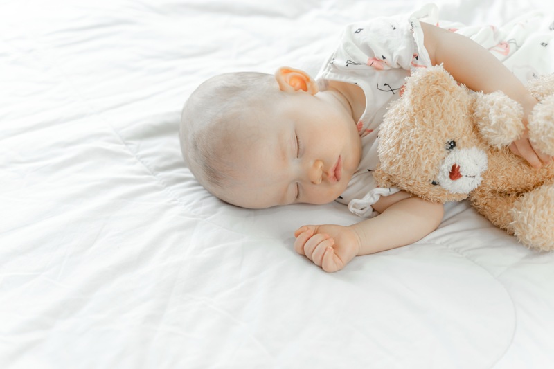 Trẻ tăng thân nhiệt cần được ở trong phòng thoáng khí, mặc quần áo thoáng mát