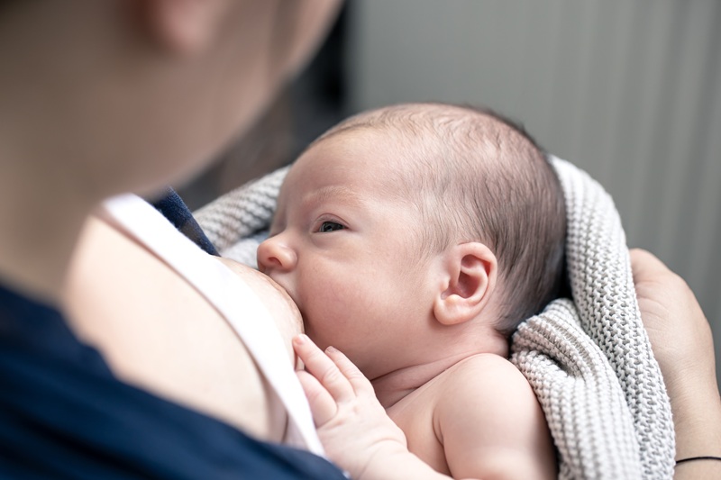 Tăng cường bú mẹ giúp phòng ngừa mất nước, tăng kháng thể cho trẻ