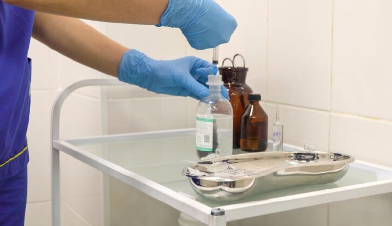 Nước muối sinh lý là một trong những sản phẩm được dùng để vệ sinh rốn cho trẻ 