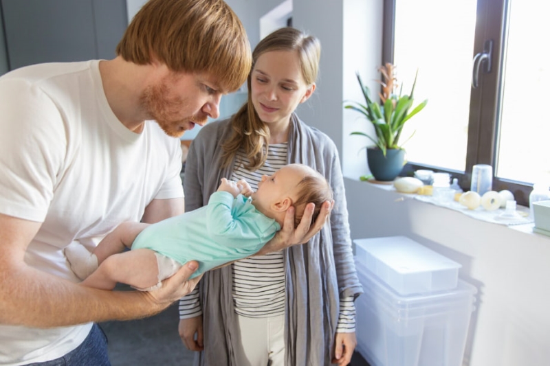 Cha mẹ cần lựa chọn quần áo phù hợp cho trẻ 