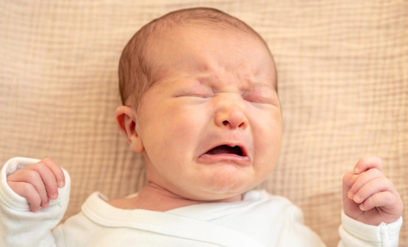 Tình trạng dị ứng có thể là nguyên nhân khiến trẻ sơ sinh bị nổi mẩn đỏ ở cổ